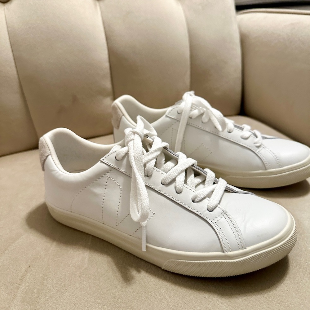 VEJA Esplar White Leather Sneakers – Women’s Size 7